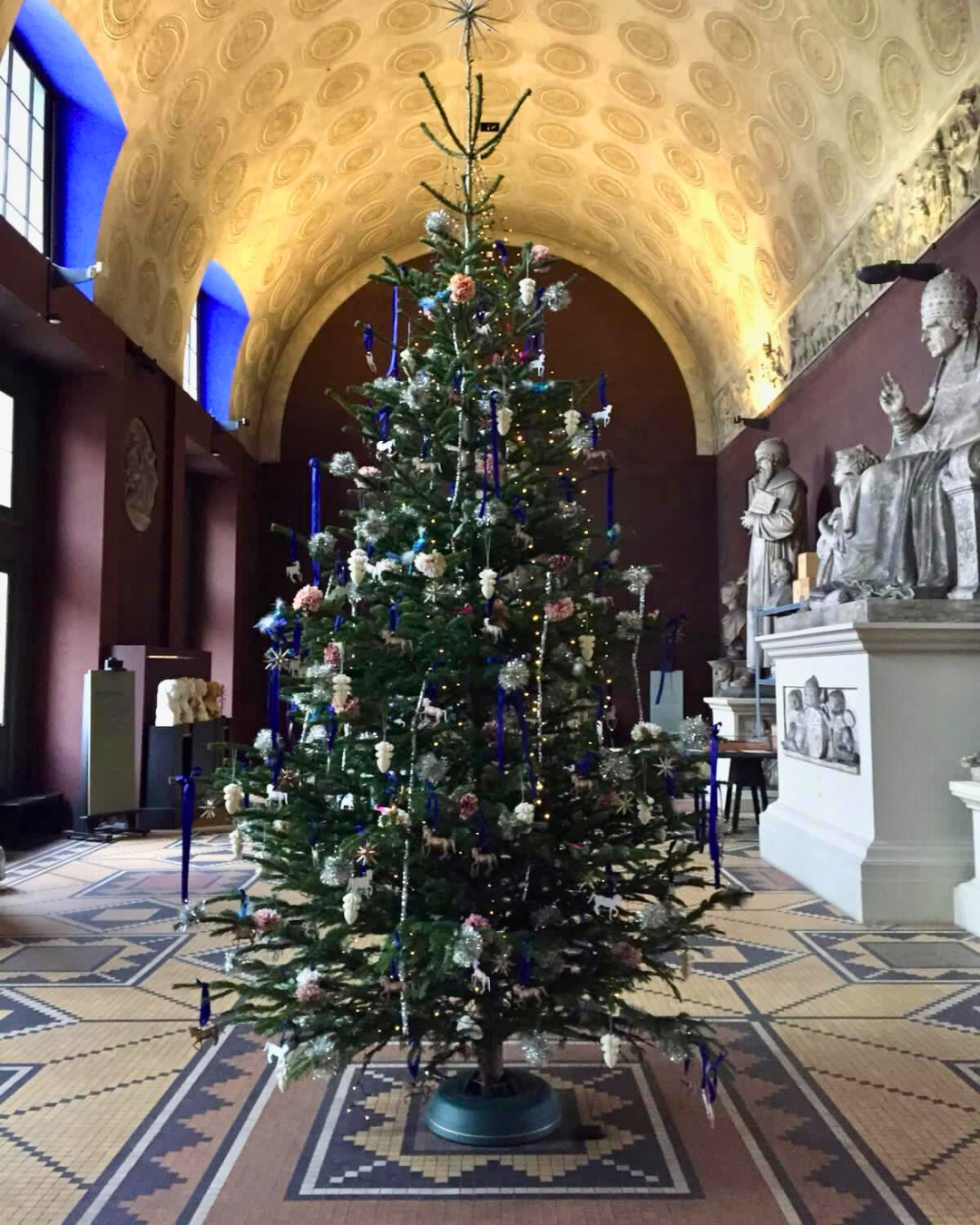 Et juletræ med pynt på